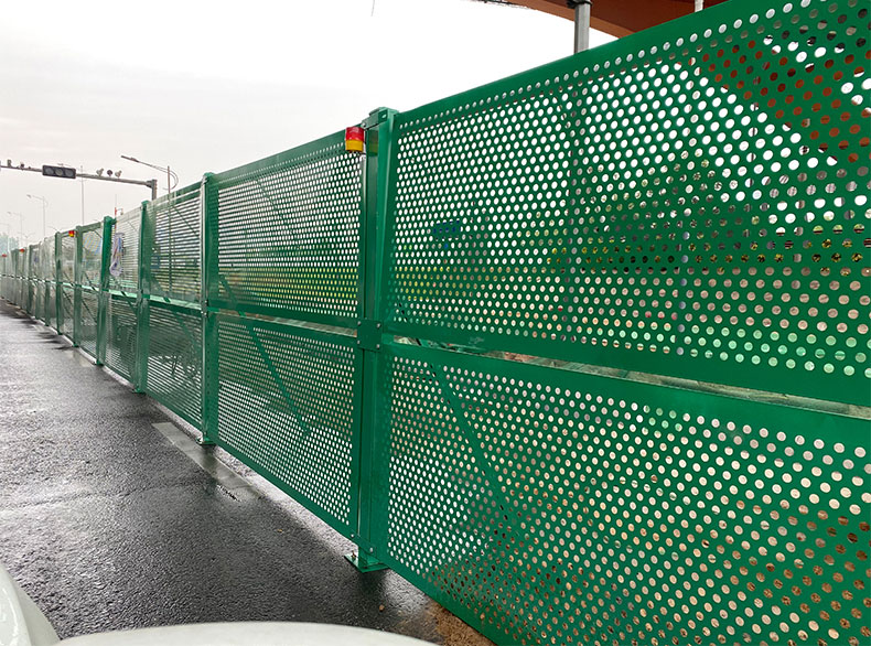 郑州市南四环与嵩山南路口施工装置冲孔围挡-amjs澳金沙门线路首页实业洛阳围挡厂家