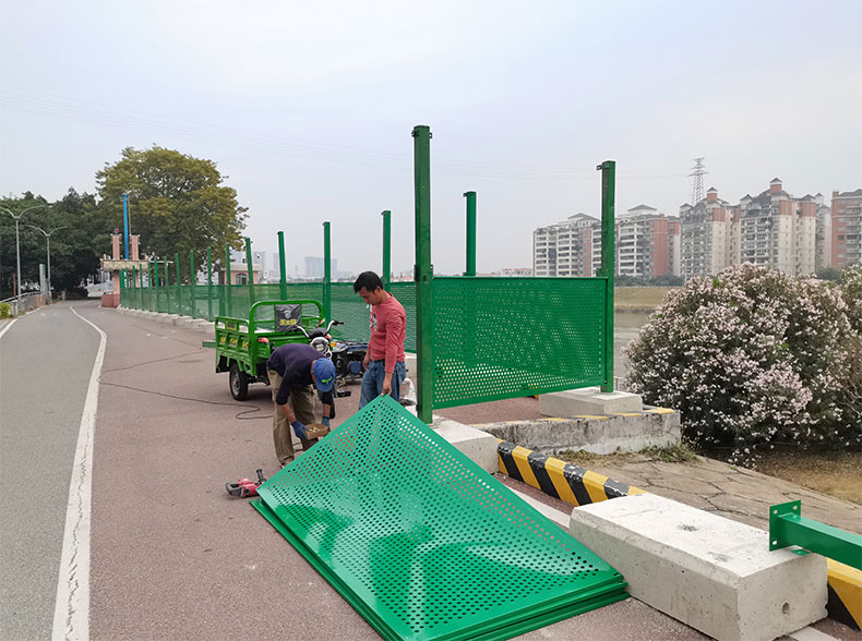 郑州市南四环与嵩山南路口施工装置冲孔围挡-amjs澳金沙门线路首页实业洛阳围挡厂家